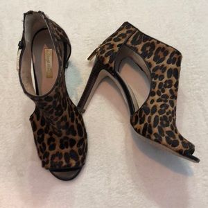 Printed faux fur heels